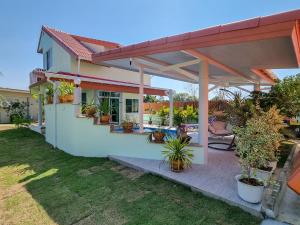 Tinas Living Paradise - Guesthouses with private pool, 5 min to beach