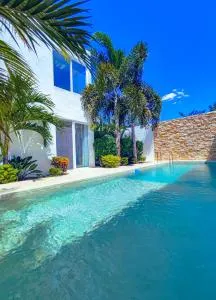 Villa moderna con alberca, gimnasio y cochera - Chenkú