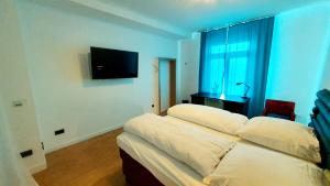 Helles Zimmer mit Kingsize-Bett