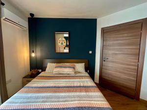 Airport Accommodation Bedroom with your own private Bathroom Self Check In and Self Check Out Air-condition Included