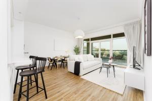 Luxury Living w private beach and Burj AlArab view