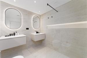 Luxury Living w private beach and Burj AlArab view