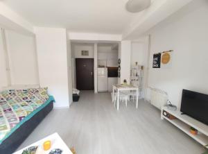 City Center White Apartment!