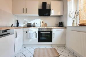 Stadt-Oase - kostenlos Parken, ruhig, Kliniken, GOP, Bali-therme, Boxspringbett