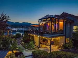 Trails End Beach house suite w/hot tub - Ladysmith