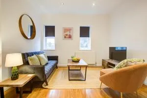 Beautiful Two Bedroom Apartment with Free Parking! - Havering