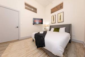 Massive Luxury 5BR Loft for groups up to 12 guests with Optional parking and Gym Access Near McCormick Place and Soldier Field