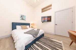 Massive Luxury 5BR Loft for groups up to 12 guests with Optional parking and Gym Access Near McCormick Place and Soldier Field