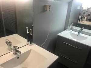 Maisons de vacances Maison reposante plein sud sans vis a vis avec piscine : photos des chambres