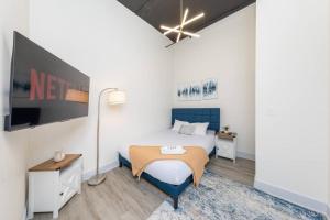 McCormick 5Br 4Ba Luxury Suite for groups up to 12 guests with Optional parking and Gym access