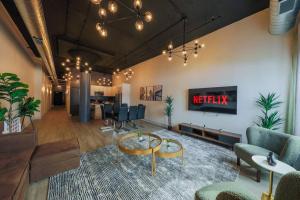 Spacious 5BR Luxury Suite Perfect for Group Sleeps 12 Near McCormick Place, Grant Park and Soldier Field