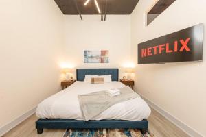 Spacious 5BR Luxury Suite Perfect for Group Sleeps 12 Near McCormick Place, Grant Park and Soldier Field