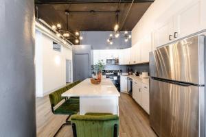 Spacious 5BR Luxury Suite Perfect for Group Sleeps 12 Near McCormick Place, Grant Park and Soldier Field