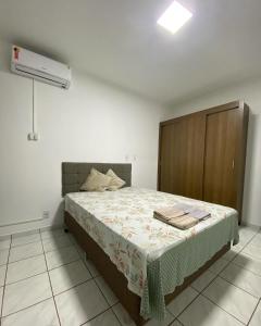 Apto charmoso no Parque dos IPES 2 Quartos casal ArCond WiFi 400M Home Office Garagem em Dourados