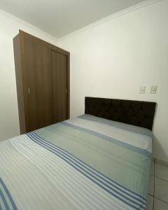 Apto charmoso no Parque dos IPES 2 Quartos casal ArCond WiFi 400M Home Office Garagem em Dourados