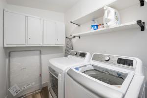 Light-Filled Modern Flat Near 25th Street Fun