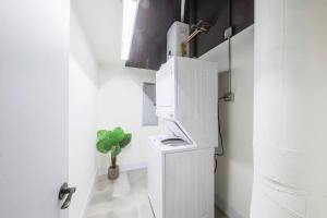 Luxury 6BR Loft Suite Perfect for 12 Guests with Skyline Views, Optional Parking and Gym Access Near McCormick Place and Soldier Field