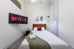 Luxury 6BR Loft Suite Perfect for 12 Guests with Skyline Views, Optional Parking and Gym Access Near McCormick Place and Soldier Field