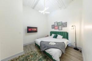 Spacious 5BR Luxury Suite Perfect for Groups with Gym Access and Optional Parking Near McCormick Place, Grant Park and Soldier Field