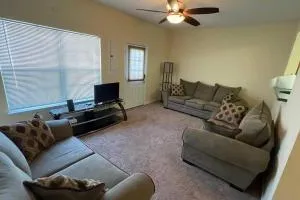 Spacious 3-bedroom townhouse with 2 1/2 baths. - 霍普韦尔