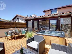Maisons de vacances Gite Cellieu, 4 pieces, 6 personnes - FR-1-496-8 : photos des chambres