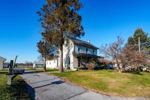 Two-Bedroom House room in Cozy Farmhouse near all Attractions