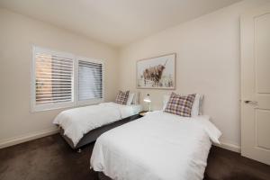 Esplanade Escape to the Brighton Beach Boxes