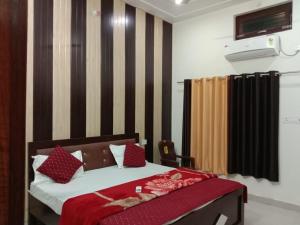 Ramam hotel by Naavagat 700mtr from Shri Ram Janambhumi Ayodhya