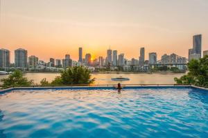 Fab! ~ Skyline City, Water + Story Bridge Views