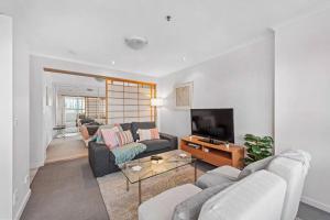 Stunning! Skyline City, Water + Story Bridge Views