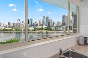 Stunning! Skyline City, Water + Story Bridge Views