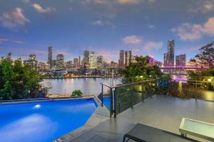 Stunning! Skyline City, Water + Story Bridge Views