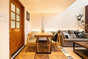 Shanghai Hills & Well-time MCM Family B&B with Terrace Near Line2 Jingan Temple
