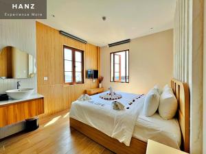 HANZ Lagoon Sunset Escape