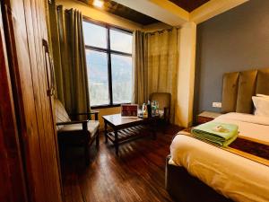 White Rose Hotel By #Link Way