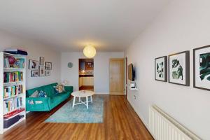 Centrally located, comfy 2-bed 2-bath apt