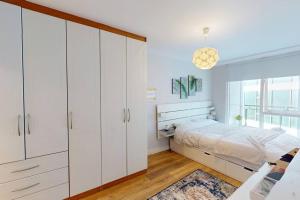 Centrally located, comfy 2-bed 2-bath apt