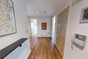 Centrally located, comfy 2-bed 2-bath apt