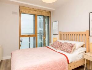 Centrally located, comfy 2-bed 2-bath apt