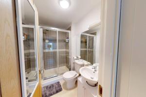 Centrally located, comfy 2-bed 2-bath apt