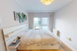 Centrally located, comfy 2-bed 2-bath apt