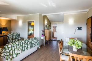 Golden Park Apartment with Terrace by Wonderful Italy