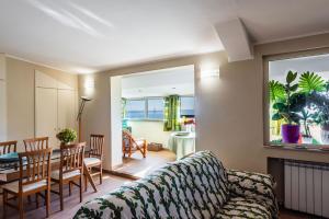 Golden Park Apartment with Terrace by Wonderful Italy