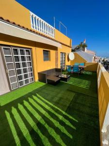 Große Terrasse mit Esstisch, Markise. Einfach - 3hvězdičkové hotely ve městě Los Realejos