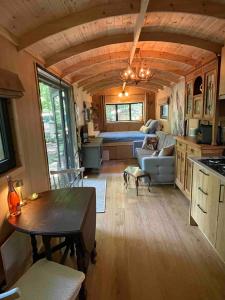 Pipowagen de Pauw in de bossen van Belgisch Limburg nabij Maastricht