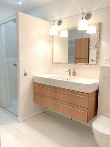 MAISON CENTRE VILLE AVEC JARDIN , TERRASSE, et GARAGE VELOS