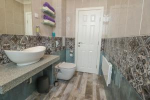 New 1930s quiet central apartment wAC - 2 bedroom