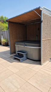 Cabana incl boat, jacuzzi,subboarts on a quiet park with private parking