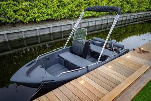 Cabana incl boat, jacuzzi,subboarts on a quiet park with private parking