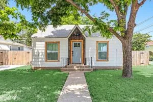 Bungalow Bliss - Large Backyard & Fire Pit - Clifton